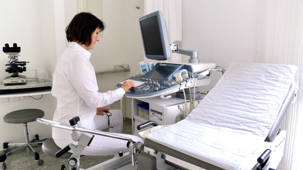 Dr. med. Mary Hug-Koronya